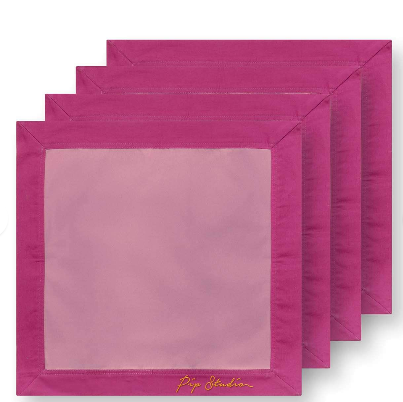 Vier pinkfarbene Servietten mit Muster. Das Produkt heißt 'Set/4 Napkins Pip's Deerest Darling Pink 40x40cm'.