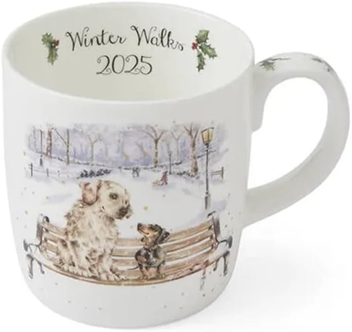Abgebildet ist der Jahresbecher 2025 Winterwalks im Geschenkkarton mit einem Fassungsvermögen von 400 ml. Der Becher zeigt ein winterliches Motiv und eignet sich ideal als Geschenk.