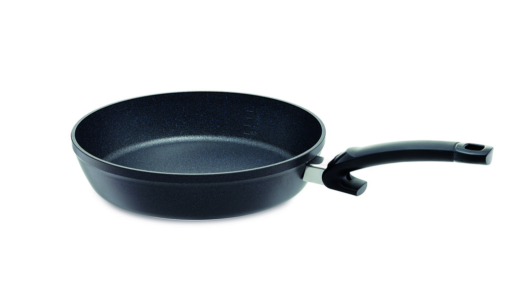 Die Abbildung zeigt die Pfanne Adamant® Comfort mit einem Durchmesser von 28 cm. Sie hat eine schwarze, beschichtete Oberfläche und einen ergonomischen Griff.