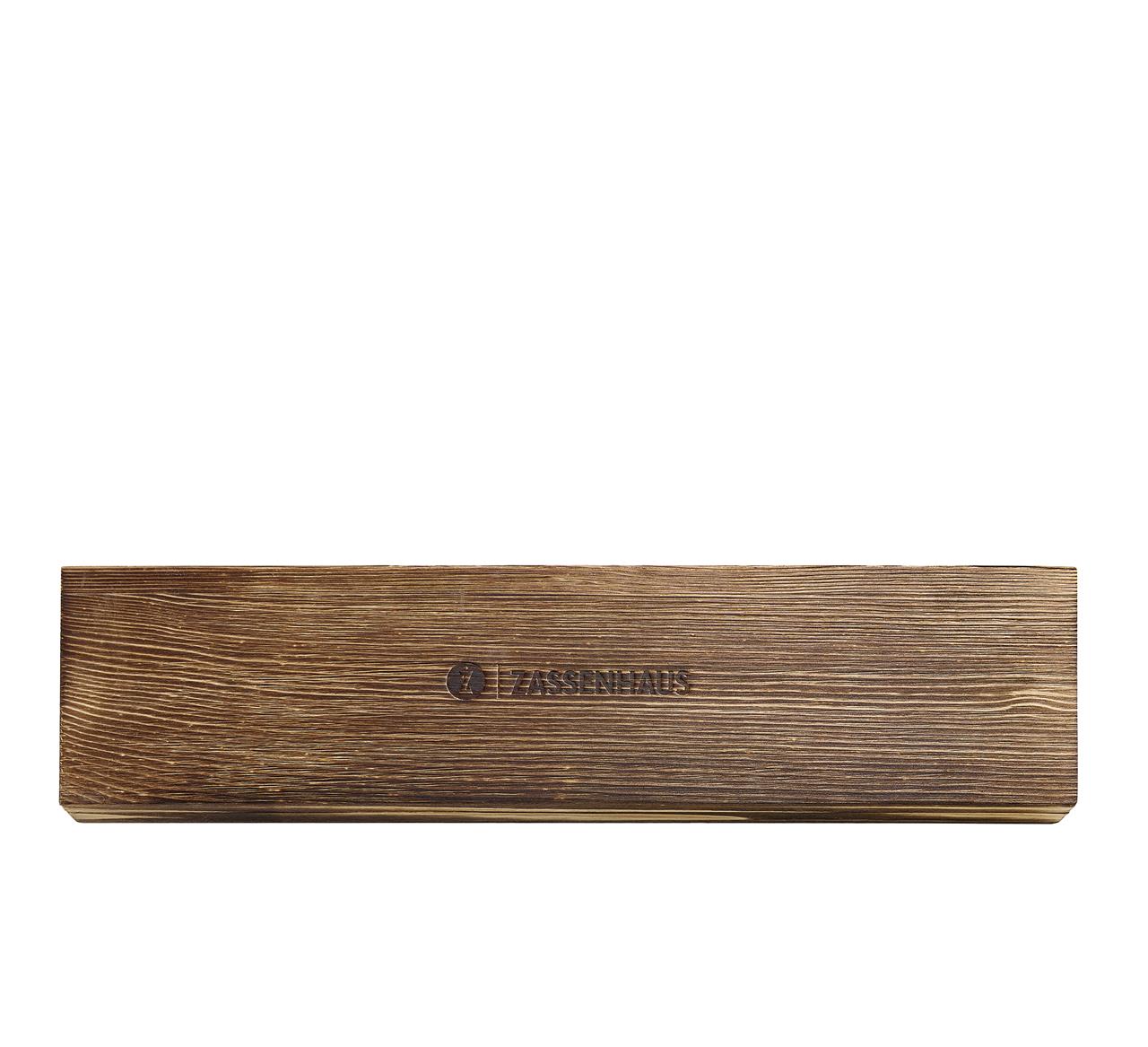 Die Abbildung zeigt eine rechteckige Holzkiste mit der Aufschrift „Zassenhaus“. Es handelt sich um die Verpackung des Kochmessers Kyoto 20 cm Wenge.