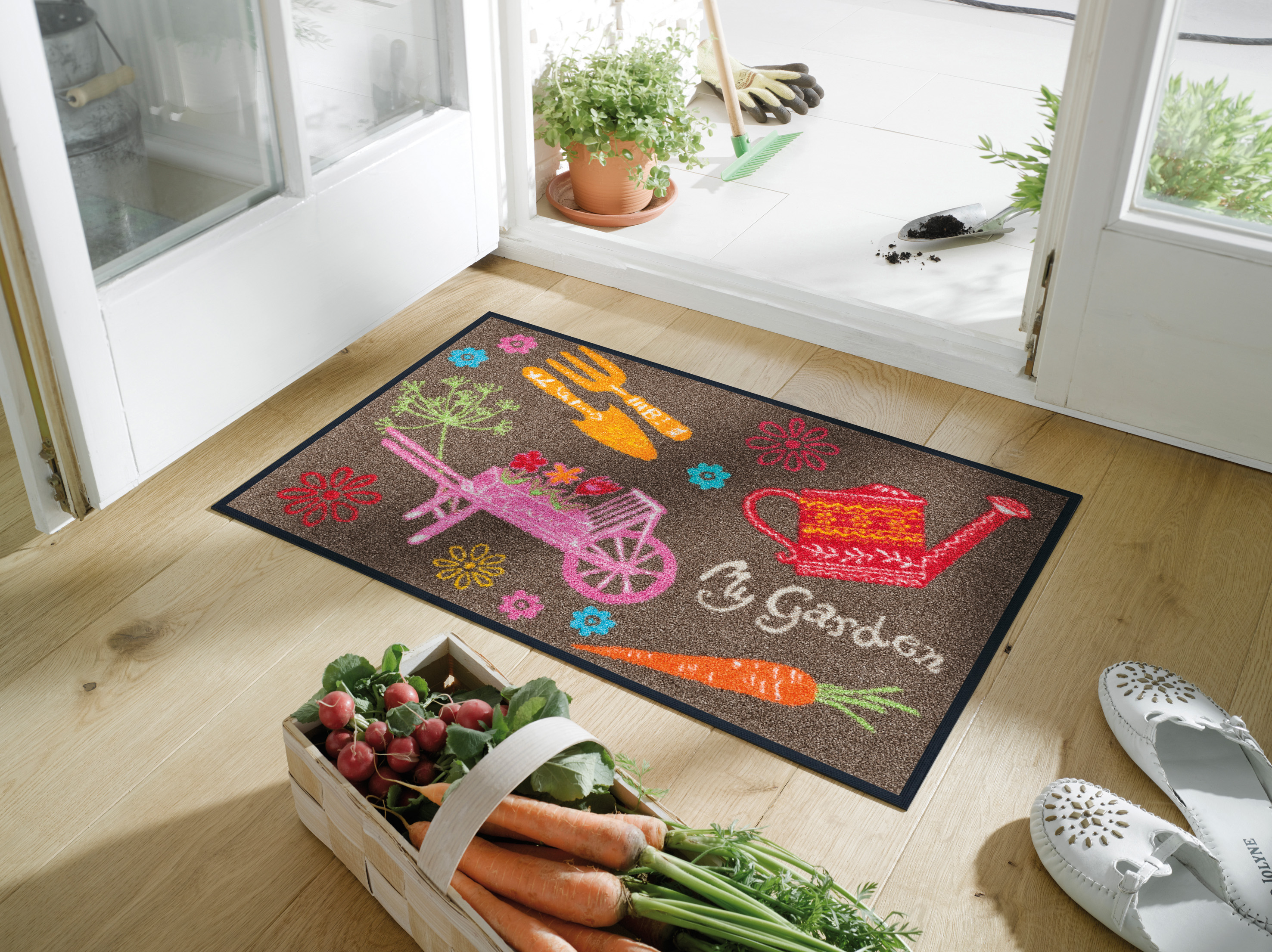 Auf dem Foto ist ein Produkt mit dem Dateinamen 'My-Garden_50x75cm_05_4032445060215_MILIEU_kl_(1)' abgebildet. Es scheint ein weiterer Artikel aus der 'My Garden'-Reihe zu sein.
