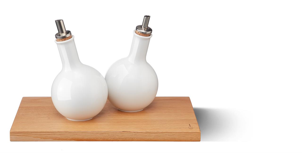 Dieses Bild zeigt zwei weiße Flaschen in Kugelform mit Ausgießern, die auf einem Holzbrett stehen. Das Produkt heißt „Kitchen-Set Bulb 0,2 l LAB Weiss/ Eiche“.