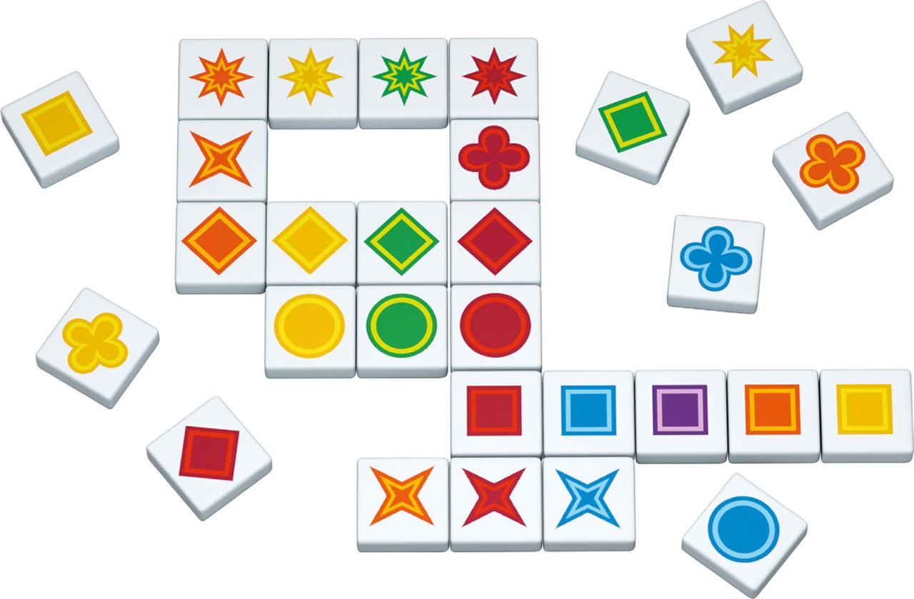 Das Bild zeigt das Spiel "Qwirkle Limited Edition" mit bunten Spielsteinen in verschiedenen Formen und Farben. Die Steine sind teilweise ausgelegt und teilweise noch lose auf dem Spielfeld verteilt.