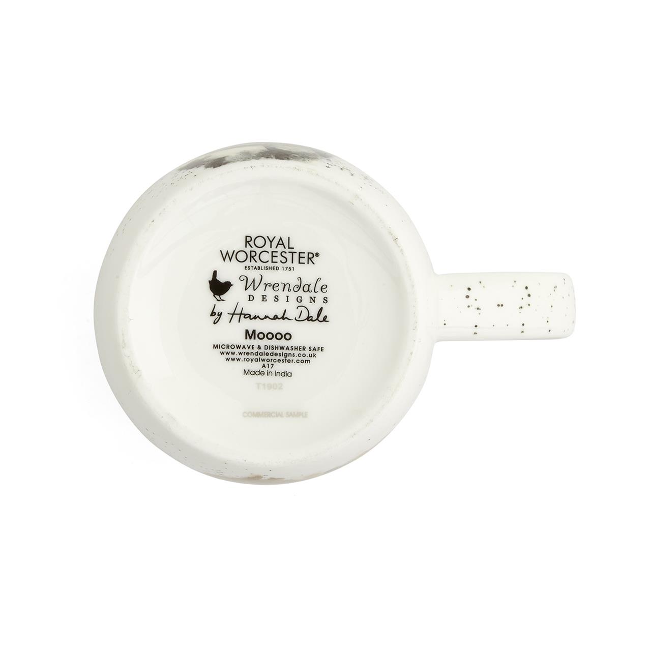 Die Abbildung zeigt die Unterseite einer Tasse mit dem Aufdruck „Royal Worcester Wrendale Designs by Hannah Dale“. Die Tasse ist weiß mit kleinen schwarzen Sprenkeln und hat ein Fassungsvermögen von 0,31 Litern.