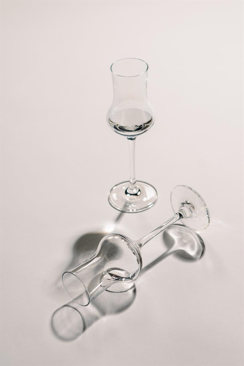 Auf dem Bild sind zwei elegante Digestifgläser zu sehen, eins stehend und eins liegend. Die Gläser gehören zum Produkt "A 6er Digestif Set Classico".
