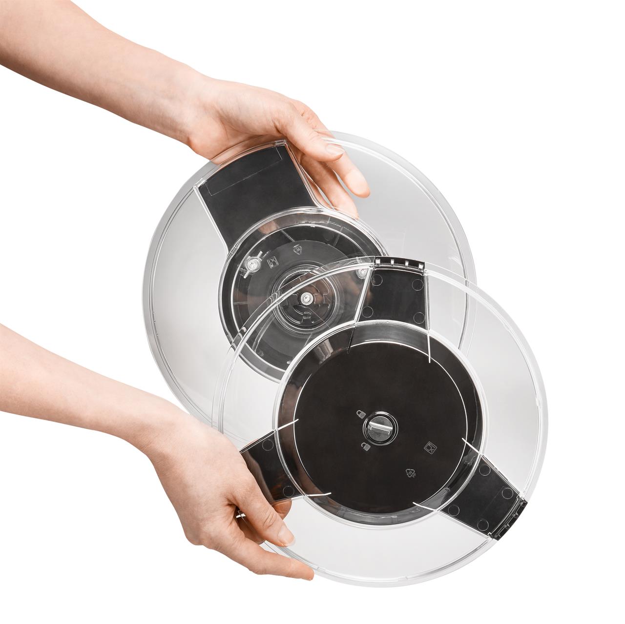 Das Bild zeigt eine Person, die den Deckel der Salatschleuder SPEEDWING® aus Edelstahl hält. Die Salatschleuder besteht aus transparentem und schwarzem Material.