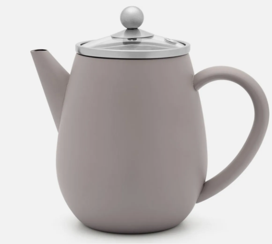 Teekanne Duet Eva 0,5L grau steht im Vordergrund. Die graue Teekanne hat eine sanfte, ruhige Farbe.