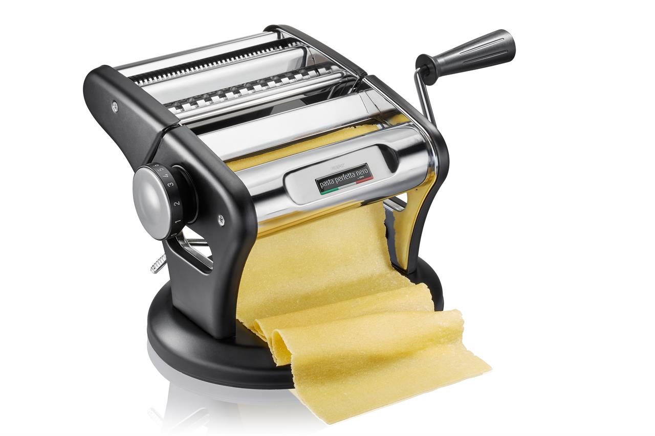 Die Abbildung zeigt die Profi Pastamaschine Pasta Perfetta Excellence mit Saugfuß. Mit dieser Maschine kann frischer Pastateig gleichmäßig ausgewalzt werden.