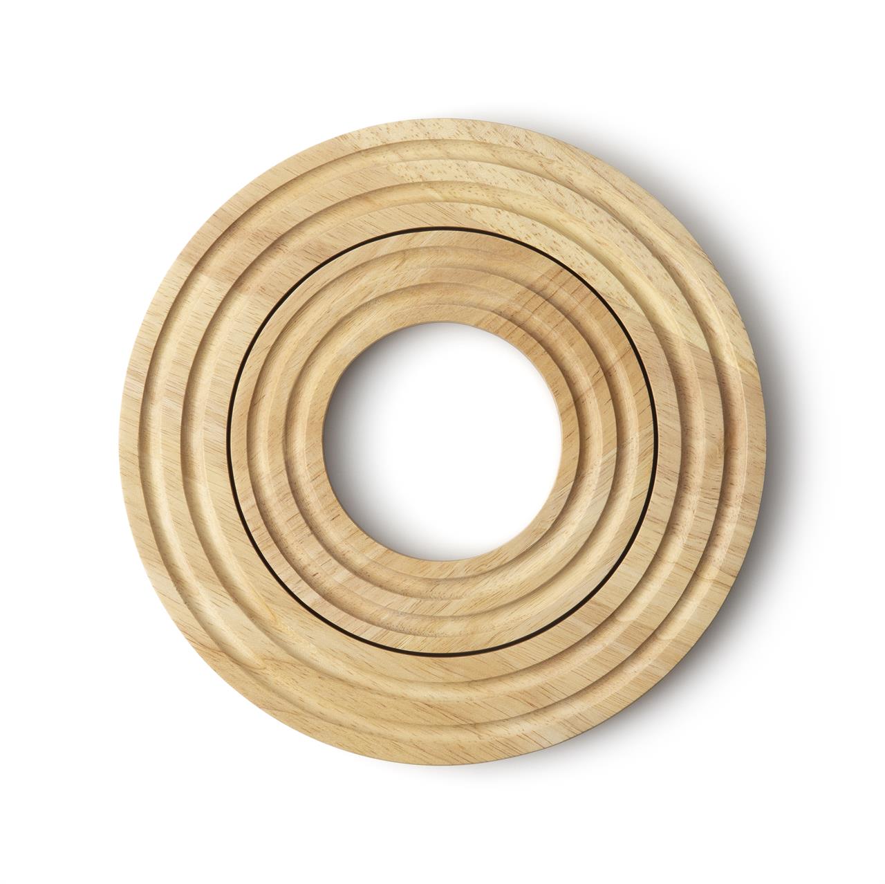 Das Bild zeigt einen runden Untersetzer aus Gummibaumholz mit einem Durchmesser von 21 cm und einer Höhe von 1,5 cm. Die Oberfläche ist mit mehreren konzentrischen Kreisen verziert.