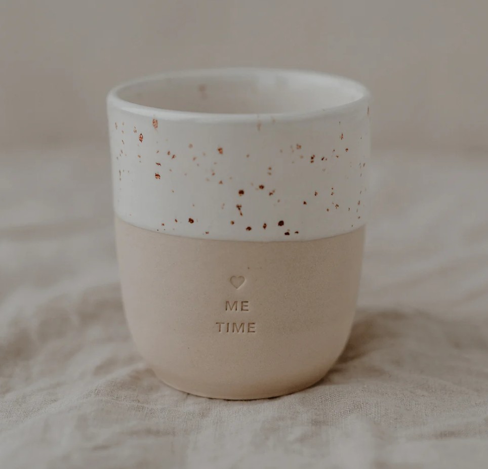 Der Becher Me Time ist auf dem Bild zu sehen. Er eignet sich ideal für eine entspannte Auszeit.