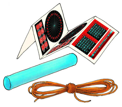 Auf dem Bild sind eine aufgeschlagene Karte mit Codes und Symbolen, eine blaue Rolle und eine orangefarbene Schnur zu sehen. Die Gegenstände liegen nebeneinander auf einer hellen Fläche.