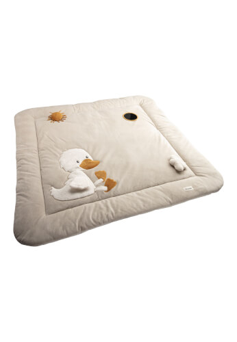 Auf dem Bild ist eine weiche, beige Krabbeldecke mit Entenmotiv zu sehen. Die Decke hat außerdem kleine Applikationen wie eine Sonne und einen Kreis.