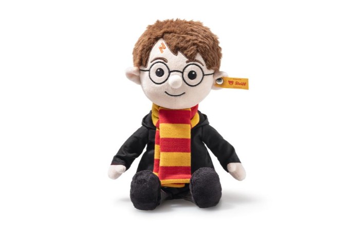 Das Bild zeigt Harry Potter 28 bunt. Die bunte Plüschfigur stellt den berühmten Zauberer in charakteristischer Kleidung dar.