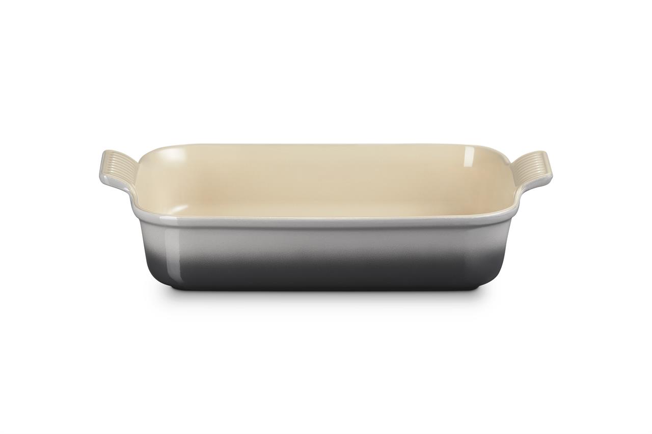 Die Abbildung zeigt die Auflaufform Tradition 32 cm in der Farbe Flint. Die Form ist rechteckig, hat zwei Griffe und ein cremefarbenes Inneres.