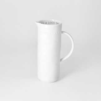 Hier ist der Krug Füllmenge 0,7L, Durchmesser 7,5cm und Höhe 19,5cm abgebildet. Das Design ist stilvoll und schlicht.