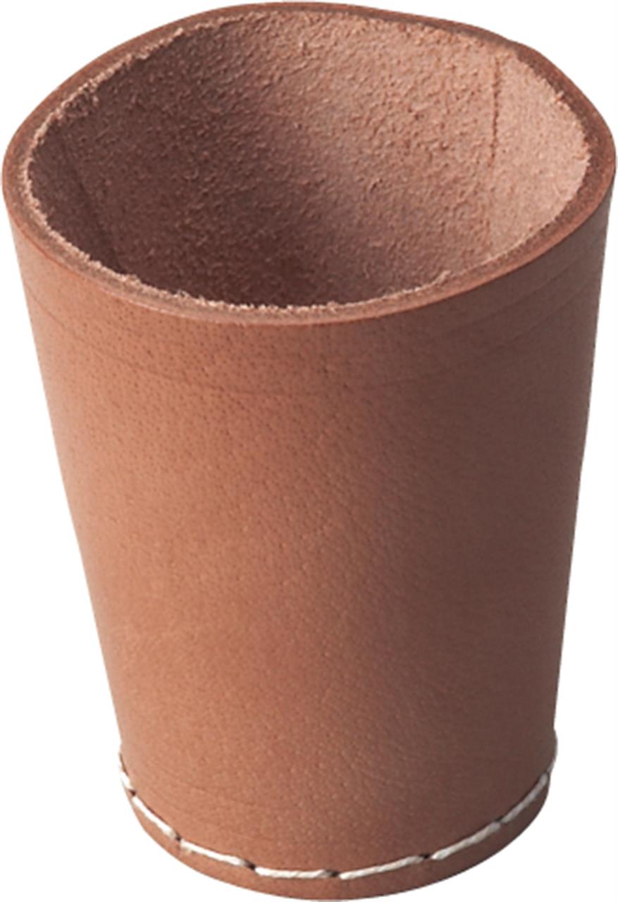 Das Bild zeigt einen naturfarbenen Lederwürfelbecher mit einer Höhe von 8,5 cm. Der Becher ist zylindrisch und unten mit einer Naht versehen.
