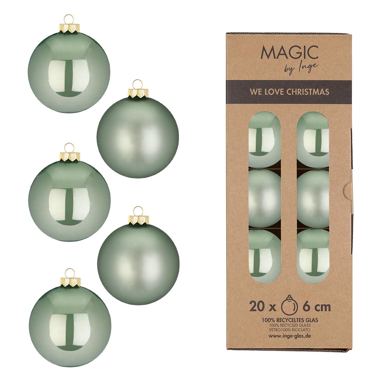 Das Bild zeigt eine Packung mit zwanzig Weihnachtskugeln aus Glas in der Farbe Mild Sage, jeweils 6 cm groß. Fünf der Kugeln sind einzeln abgebildet, die restlichen befinden sich in einer Kartonverpackung.