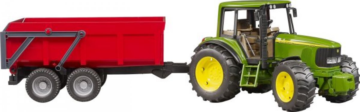 Das Bild zeigt einen grünen John Deere Traktor mit einem roten Wannenkippanhänger. Der Traktor hat große gelbe Räder und der Anhänger ist zweiachsig.