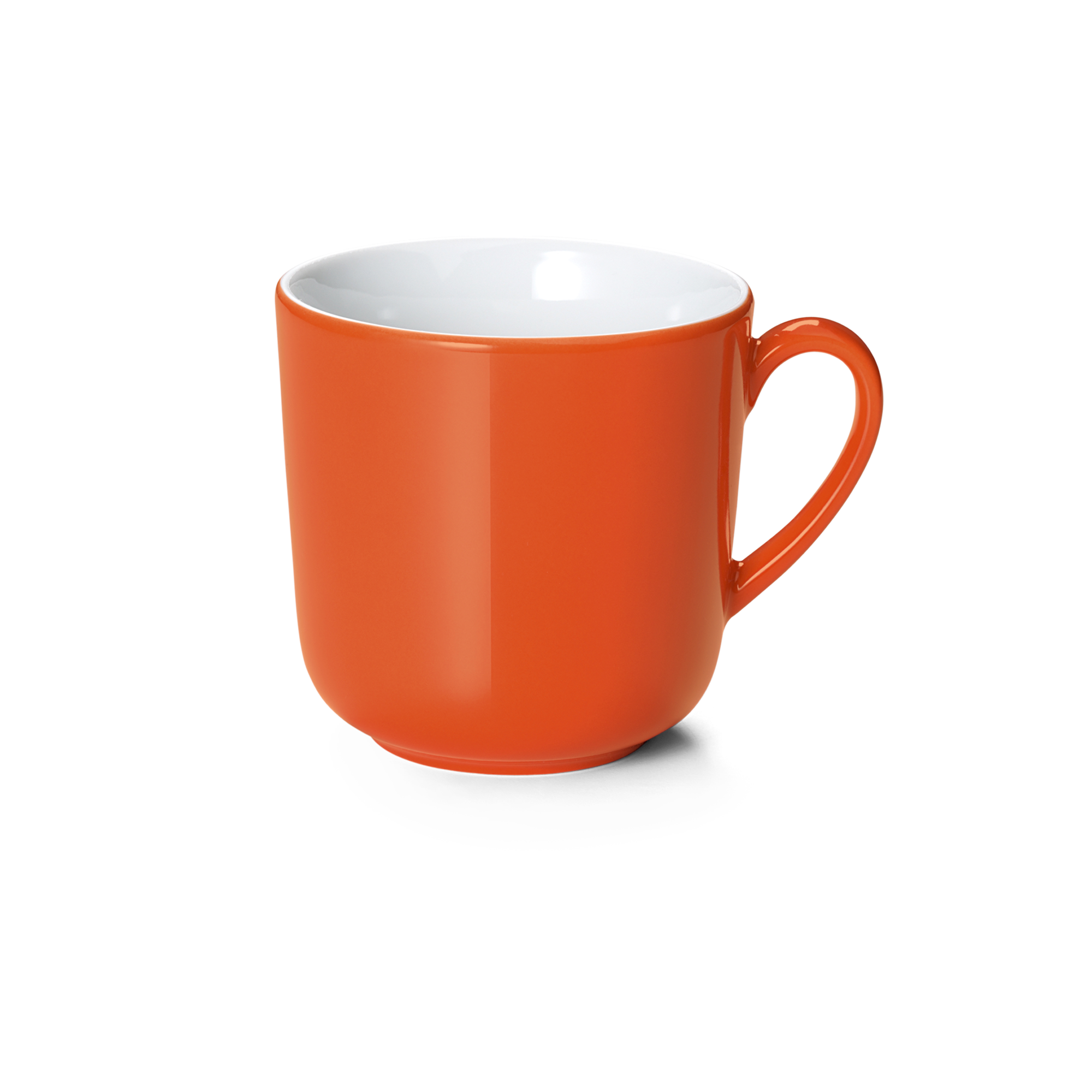 Ein Becher mit Henkel in Korallenfarbe ist abgebildet. Der Becher hat ein Fassungsvermögen von 0,45 Litern.