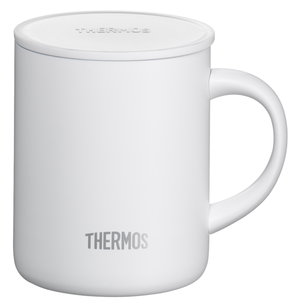 Auf dem Bild ist eine weiße Thermos-Tasse mit Henkel und passendem Deckel zu sehen. Das Logo „THERMOS“ ist auf der Vorderseite der Tasse aufgedruckt.