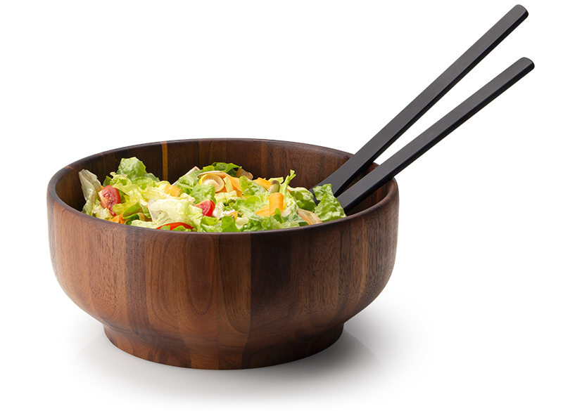 Die Schüssel aus Akazienholz mit einem Durchmesser von 29 cm ist mit frischem Salat gefüllt. Zwei schwarze Salatbestecke liegen in der Schüssel.