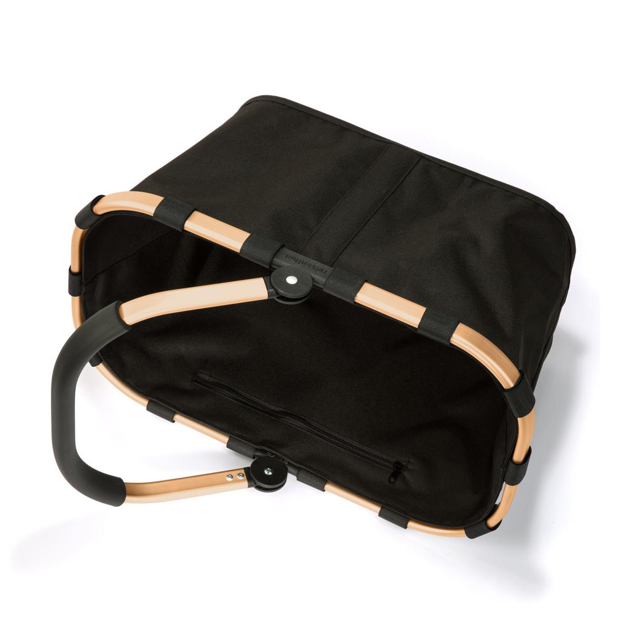 Der Einkaufskorb "Carrybag frame gold/black" hat einen goldfarbenen Rahmen und eine schwarze Stofftasche. Er besitzt einen stabilen Griff und bietet viel Platz für Einkäufe.