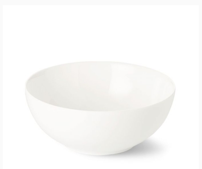 Die Reisschale aus der Asia Line ist 13,5 cm groß und weißes Fine Bone China. Das Bild zeigt eine moderne Schale mit einem Fassungsvermögen von 0,40 l.