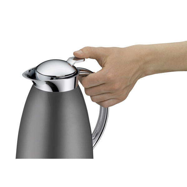 Das Bild zeigt eine Kanne mit dem Dateinamen '3591218100_IM_bigweb_alfi-3591218100-gusto-isolierkanne-space-grey-polished-1000ml-5_jpg'. Es handelt sich wahrscheinlich um eine Isolierkanne.