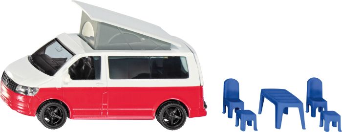 Auf dem Bild ist ein rot-weißer Campingbus mit aufgeklapptem Dach zu sehen. Daneben stehen ein blauer Tisch und vier blaue Stühle.