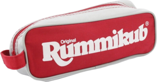 Auf dem Bild ist ein rotes Etui mit dem weißen Schriftzug "Original Rummikub" zu sehen. Das Etui hat an der Seite eine kleine Schlaufe zum Tragen.