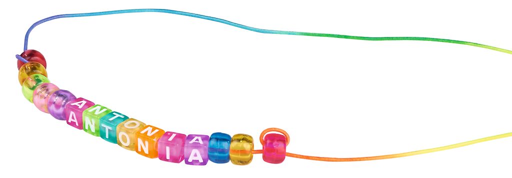 Auf dem Bild ist eine bunte Kette mit transparenten Buchstabenperlen zu sehen. Die Perlen bilden das Wort "ANTONIA" und sind auf eine farbige Schnur aufgefädelt.