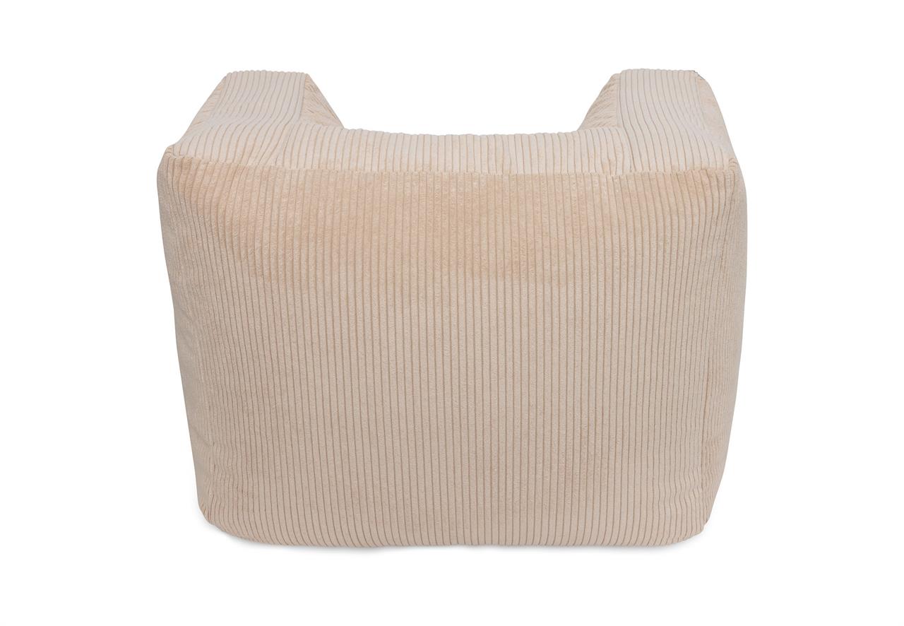 Der Kindersessel Corduroy - Natural ist ein weicher Sessel mit einem beige-farbenen Cord-Bezug. Die Oberfläche ist gerippt und sieht sehr gemütlich aus.