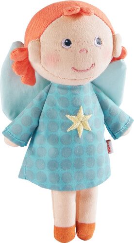 Auf dem Bild ist eine Stoffpuppe mit roten Haaren und blauen Flügeln zu sehen. Sie trägt ein blaues Kleid mit einem gelben Stern darauf.