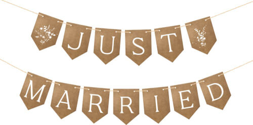 Auf dem Bild ist eine Girlande mit der Aufschrift "JUST MARRIED" zu sehen. Die Buchstaben sind auf braunen Wimpeln angebracht, die an einer Schnur hängen.