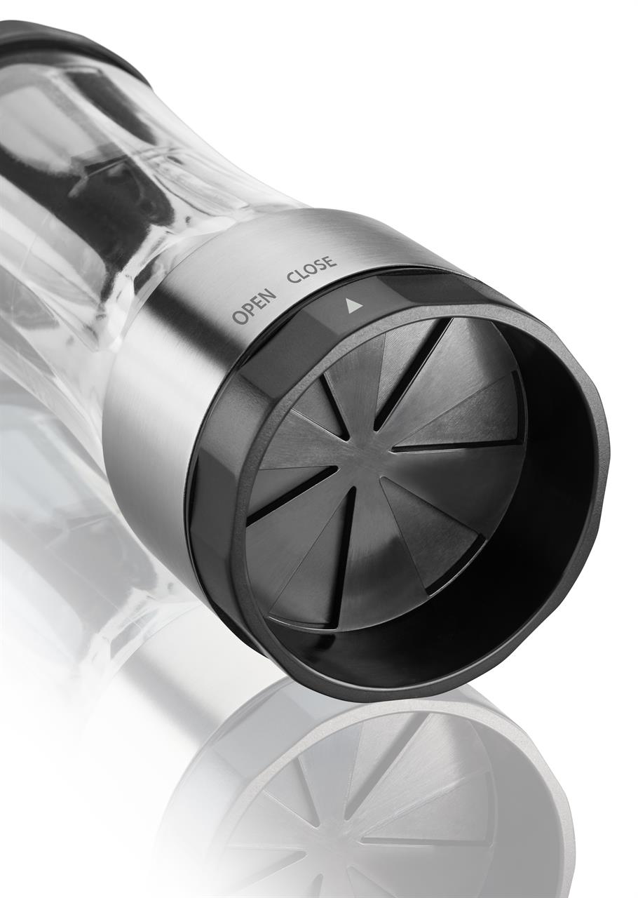 Das Bild zeigt die Puderzuckermühle Dispenso aus Metall und Kunststoff. Sie besitzt eine drehbare Öffnung mit den Markierungen "Open" und "Close".