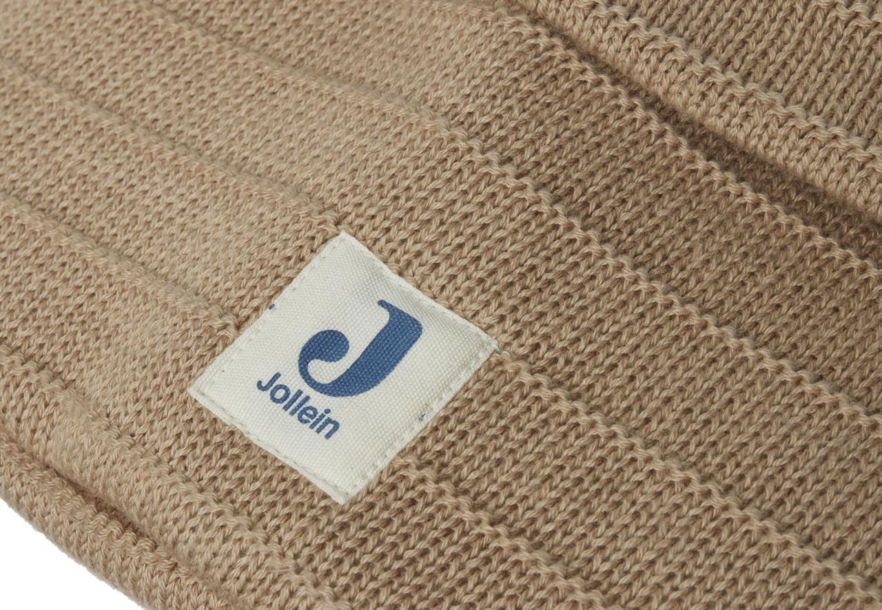 Das Bild zeigt einen gestrickten Korb in der Farbe "Biscuit" mit einem Jollein-Label. Der Korb hat eine strukturierte Oberfläche und misst 14x18 cm.