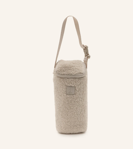 Thermo flaschentasche Teddy Lou - Sand ist eine isolierte Tasche für Babyflaschen. Sie hält Flaschen warm oder kalt und ist sandfarben.
