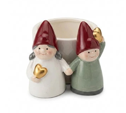 Dies ist ein Kerzenhalter in Form eines Kalenders aus der Serie Noel Family, Größe 6x9,5x6,8 cm. Perfekt als festliche Tischdekoration für Weihnachten.
