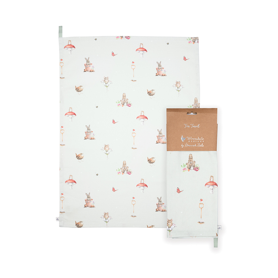 Das Bild zeigt das Produkt "Küchentuch Gartenfreunde" mit einem niedlichen Gartenmotiv. Das Tuch ist mit kleinen Tieren, Pilzen und Blumen liebevoll bedruckt.