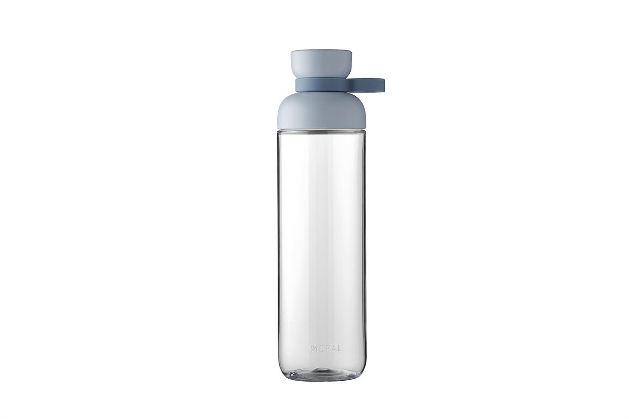 Die Abbildung zeigt eine Trinkflasche mit einem Fassungsvermögen von 900 ml. Die Flasche ist durchsichtig und hat einen Deckel in der Farbe Nordic Blue.