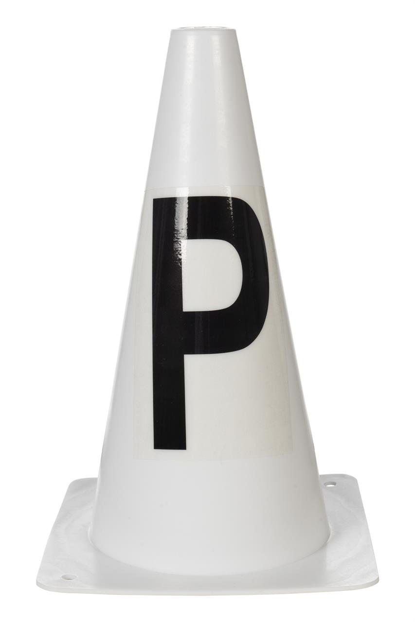 Auf dem Bild ist ein weißer Pylon mit einem großen schwarzen Buchstaben „P“ zu sehen. Es handelt sich um einen Bahnpylon für Dressur oder Hobby Horsing.