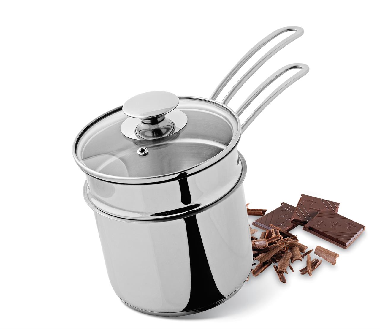 Der Wasserbad-Topf Ø 14cm ist aus glänzendem Edelstahl und hat einen Glasdeckel. Daneben liegen Stücke und Späne von Schokolade.