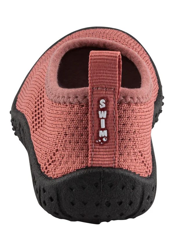 Der Bild zeigt einen gestrickten Badeschuh in der Farbe Rosenholz in Größe 23/24. Die Sohle ist schwarz und auf der Lasche steht das Wort "SWIM".