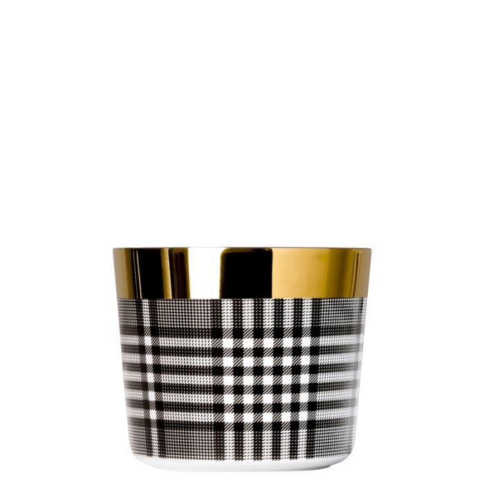 Der Champagnerbecher fasst 0,25 Liter und hat ein elegantes Glencheck-Muster. Der obere Rand ist in glänzendem Gold gehalten.
