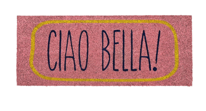 Zu sehen ist eine Fußmatte mit dem Motiv: Ciao Bella! in rosa Farbe. Das Bild legt den Fokus auf die dekorative Darstellung.