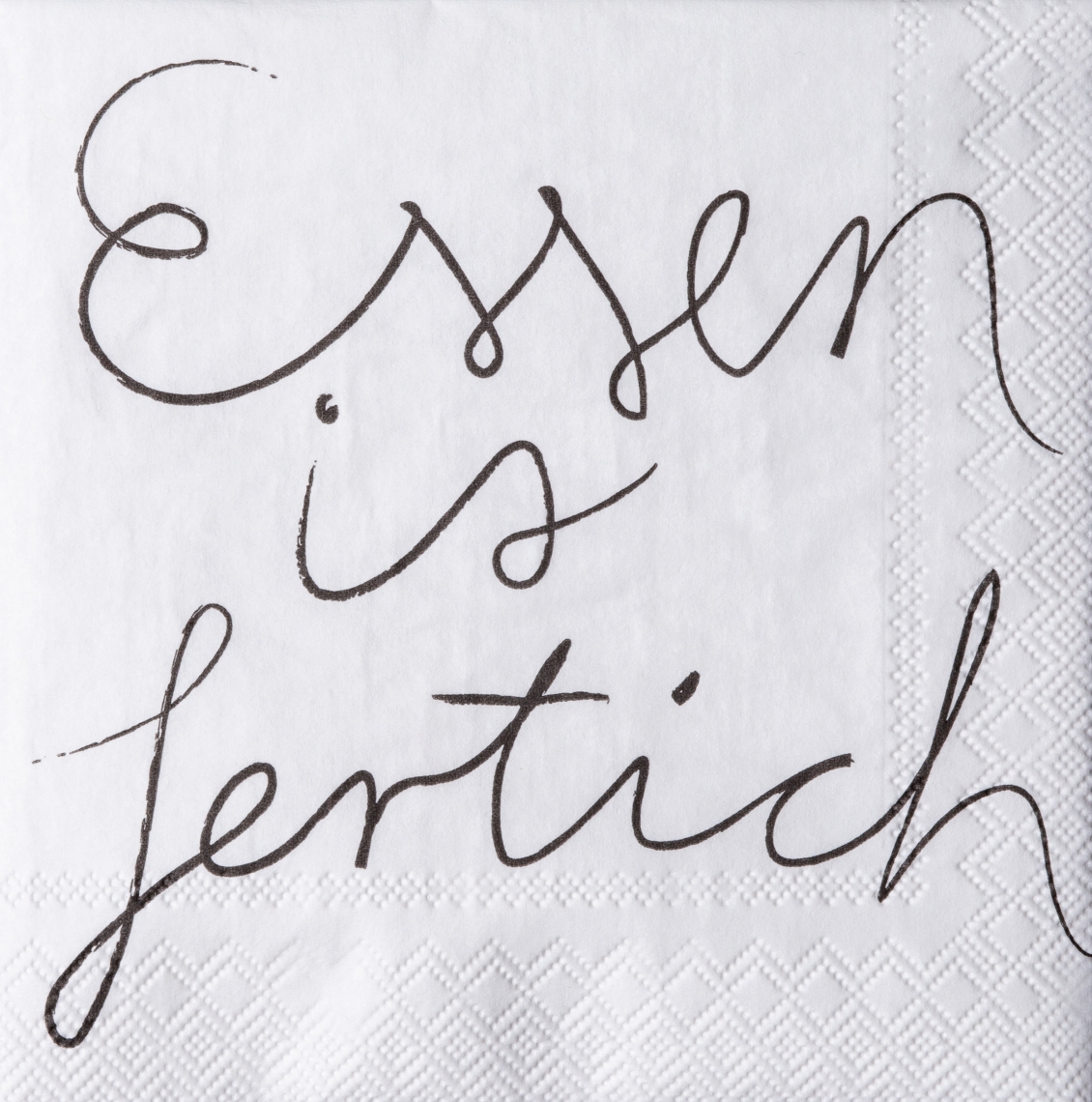 Die Serviette zeigt den handschriftlichen Text "Essen ist fertig". Sie ist weiß und hat eine Größe von 25 cm x 25 cm.