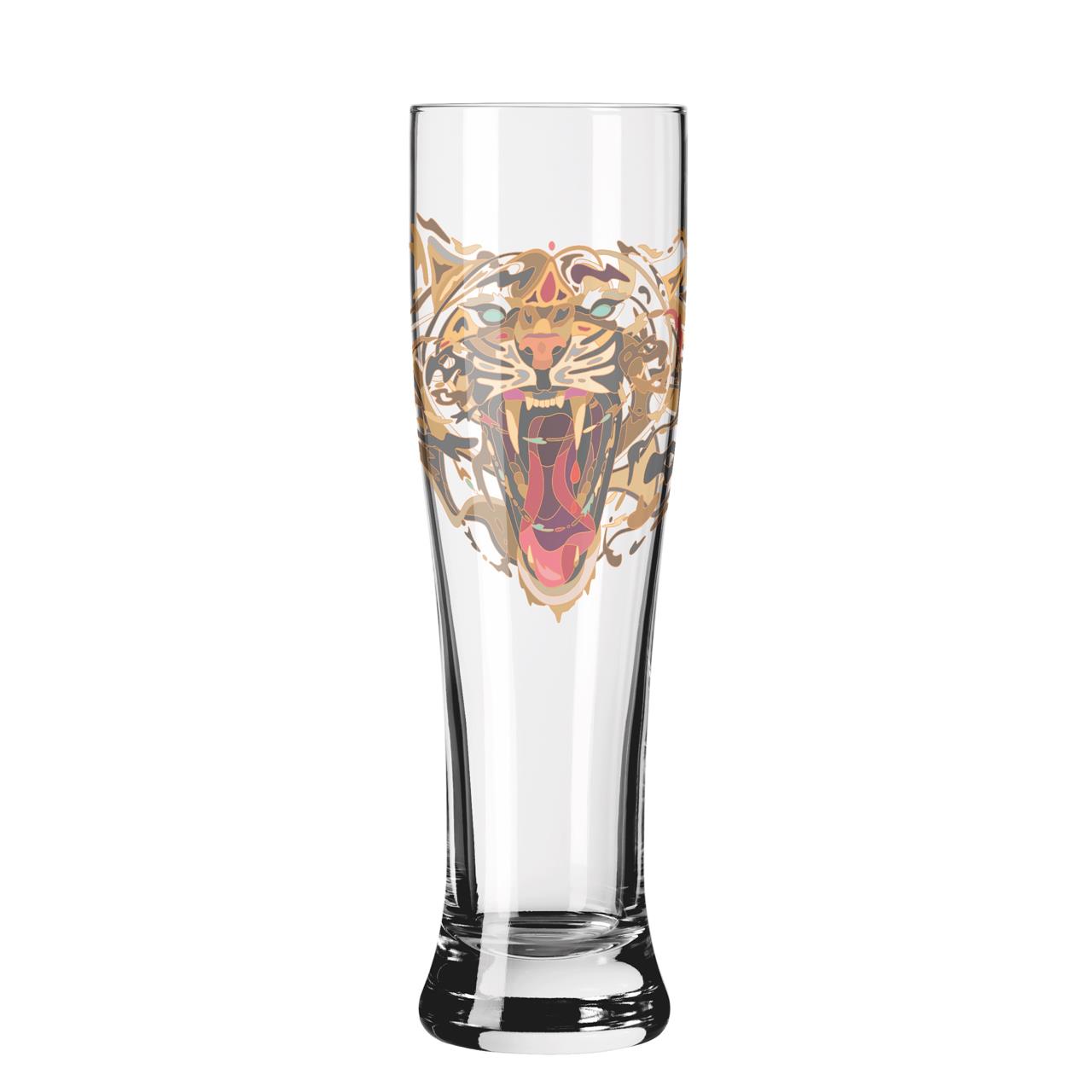 Auf dem Glas ist das Gesicht eines stilisierten brüllenden Tigers in bunten Farben abgebildet. Das Glas hat eine hohe, schlanke Form und ist Teil des "Brauchzeit Weizen 2er Set 21 22 (J. Maller) F24".