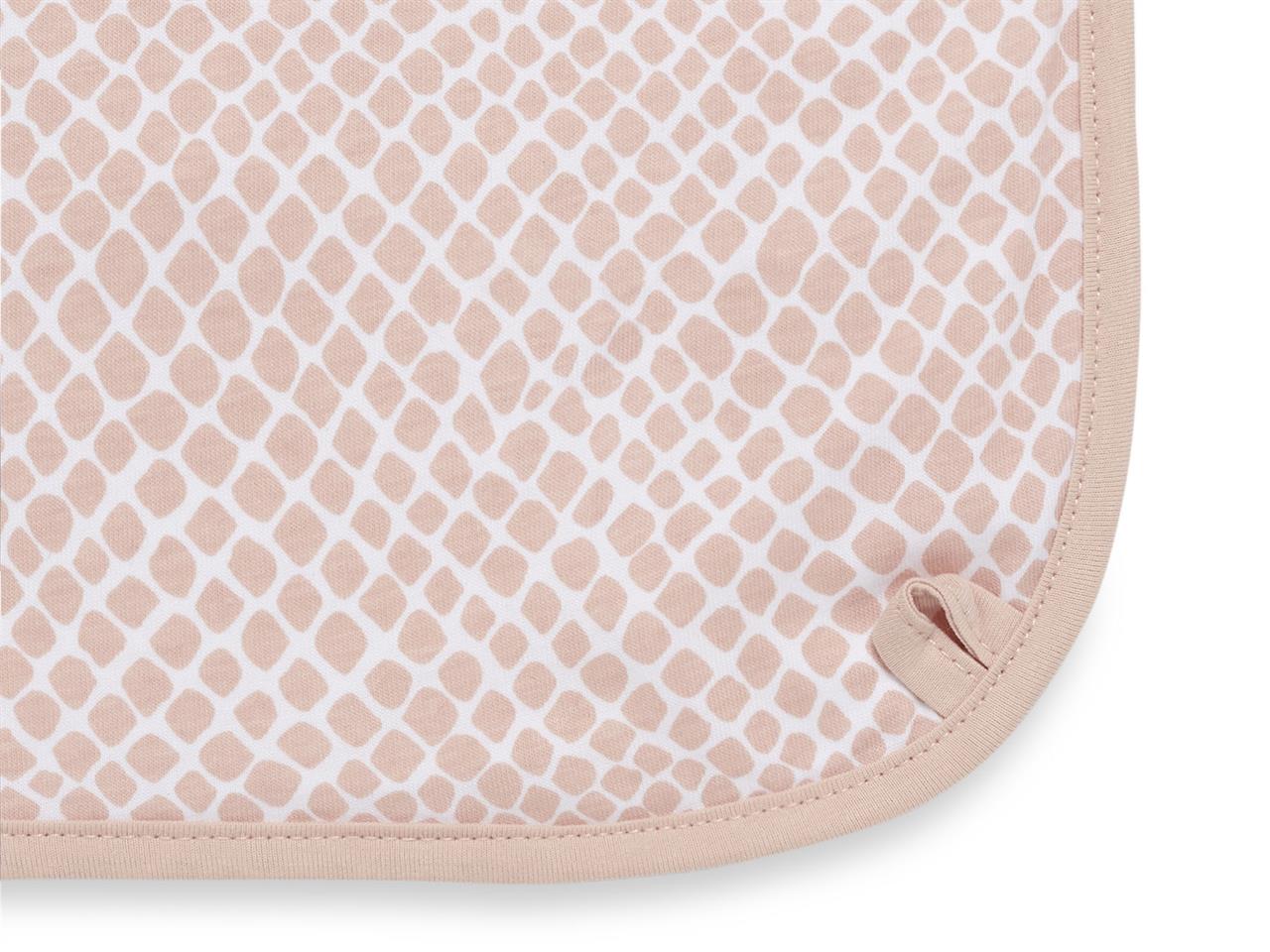 Die Abbildung zeigt eine Babydecke mit Schlangenmuster in blassrosa Farbe. Die Decke hat eine Größe von 75x100 cm und ist aus weichem Jersey-Stoff gefertigt.