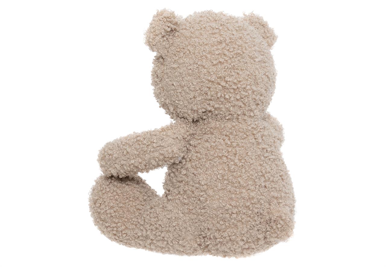 Auf dem Bild ist ein Kuscheltier-Teddybär in Olivgrün von hinten zu sehen. Der Bär ist flauschig und sitzt aufrecht.