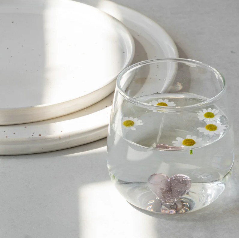 Trinkglas Herzfigur rosa. Das Glas besitzt eine auffällige rosa Herzzeichnung.
